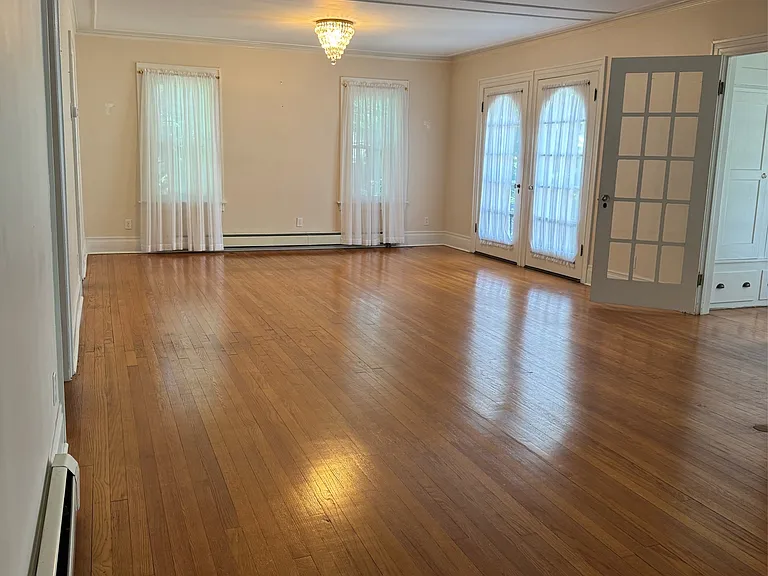 36 Beverly Pl — Photo 1