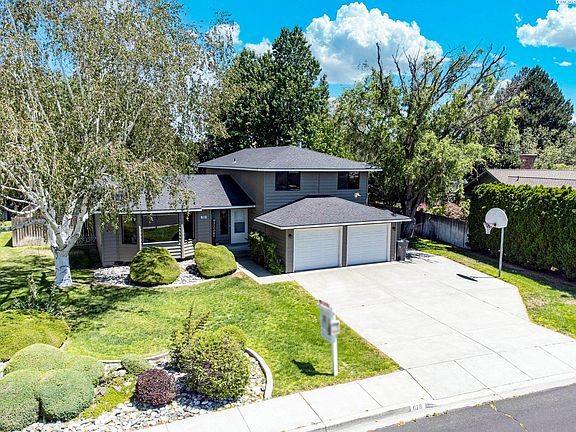 3rd image of 618 Meadows Dr E