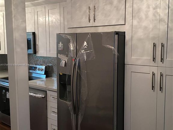 5th image of 61 Collins Ave APT 404