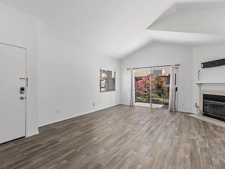 11239 Avenida De Los Lobos — Photo 2