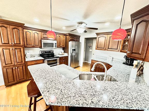 5th image of 291 W Woodlake Cir