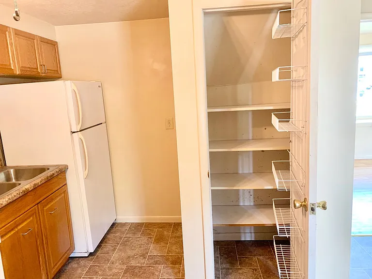 215 W Lorain St — Photo 2