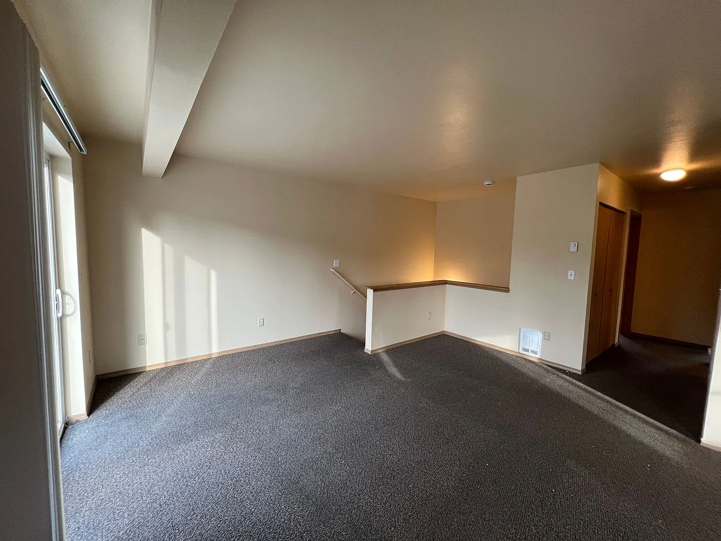 4 Bedroom York Neighborhood Town Home with 1 Car Garage — Photo 4