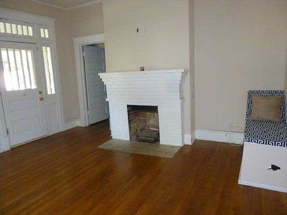 3rd image of 1548 College Ct