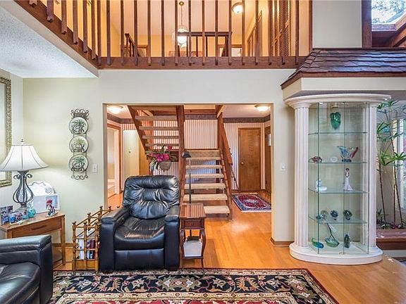 5th image of 4409 Sugartree Dr W
