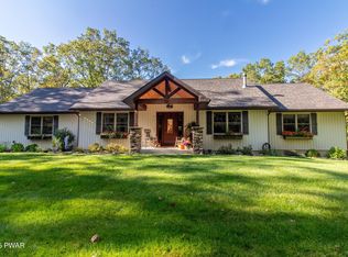 114 Whispering Oaks Rd, Greeley, PA 18425