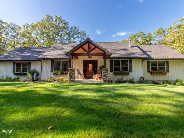 114 Whispering Oaks Rd, Greeley, PA 18425