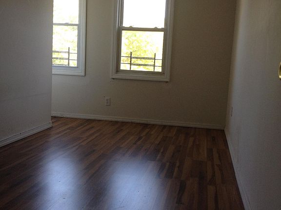 4th image of 136 Stuyvesant Ave