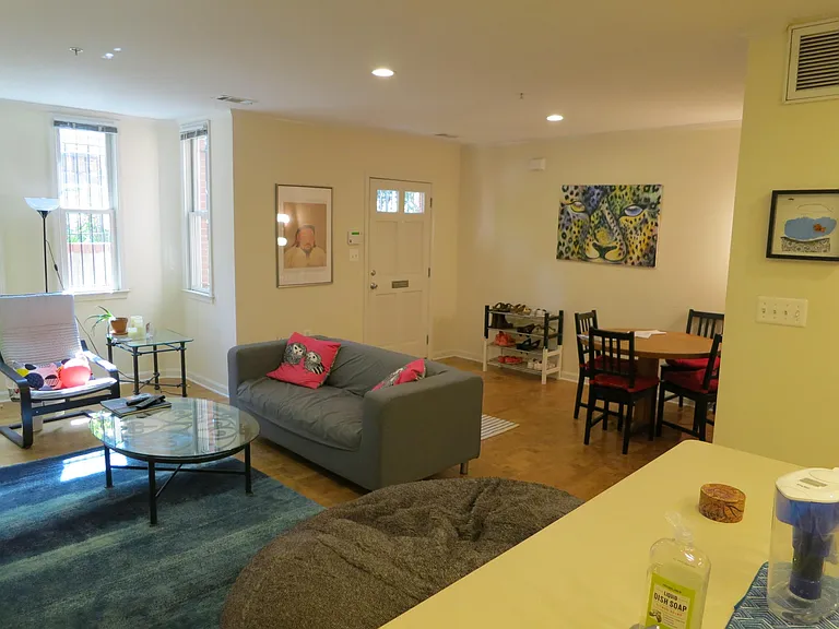 222 7th St NE #B — Photo 2