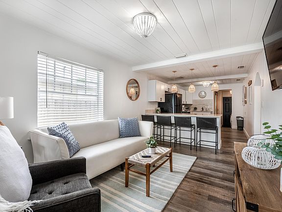 5th image of 107 NW 10th Ave