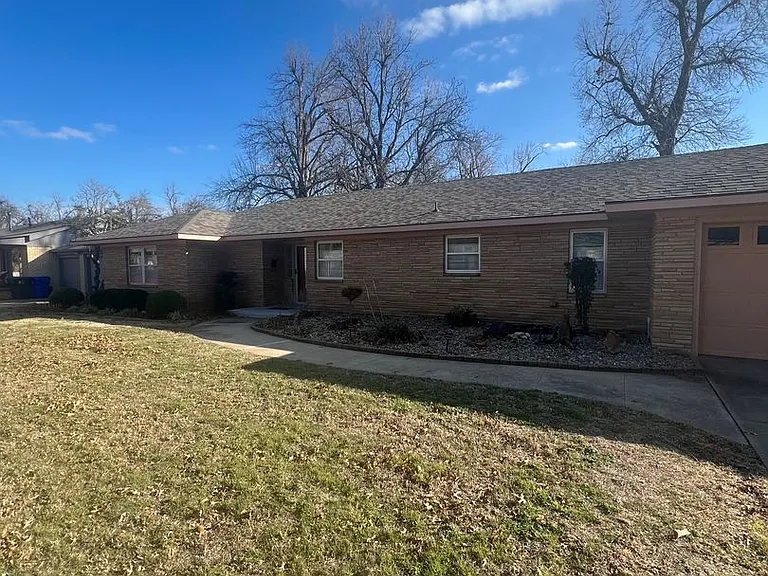 1404 Melrose Dr — Photo 1
