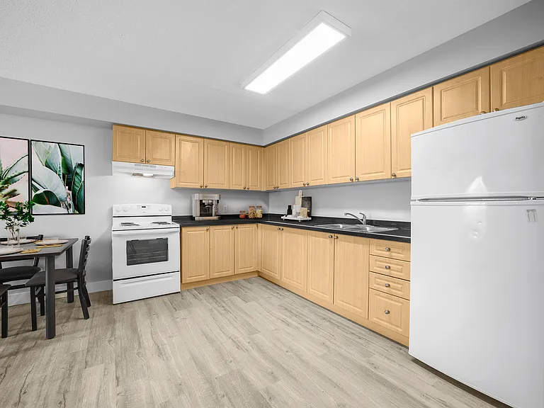 345 King St N — Photo 7