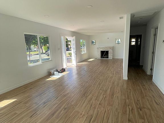 3rd image of 1309 E Lexington Dr