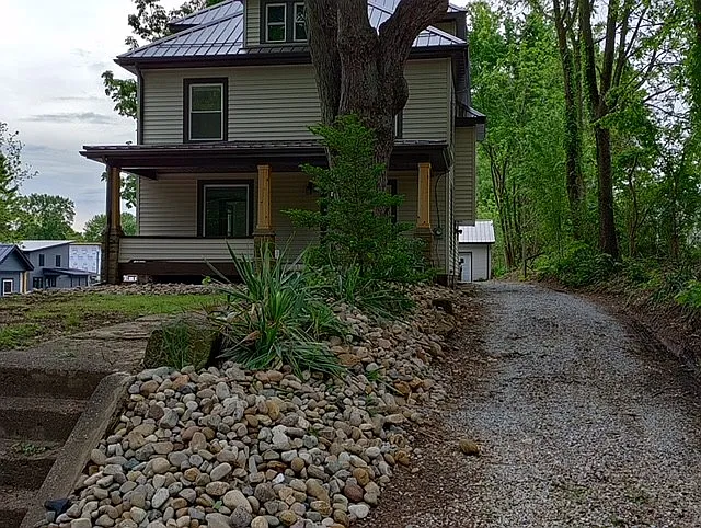 619 3rd Ave SW #A — Photo 3