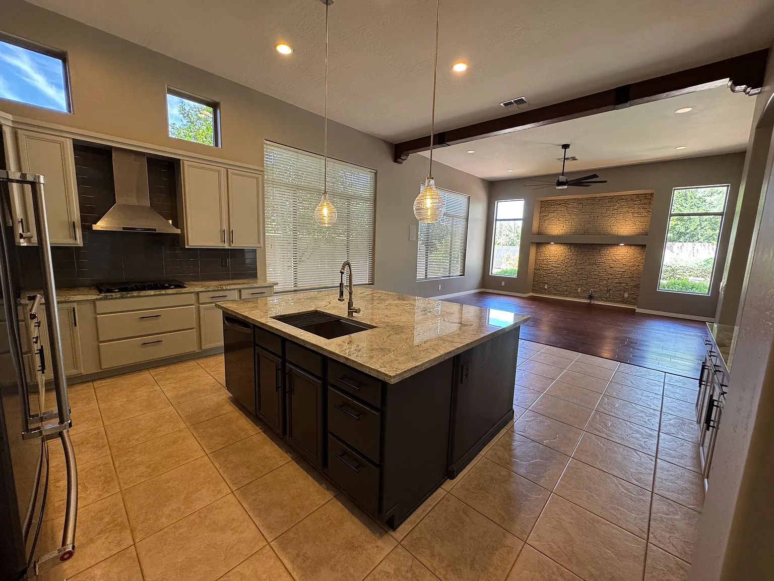 4 bed, 2.5 bath, 3098 sqft, $3,900 — Photo 2