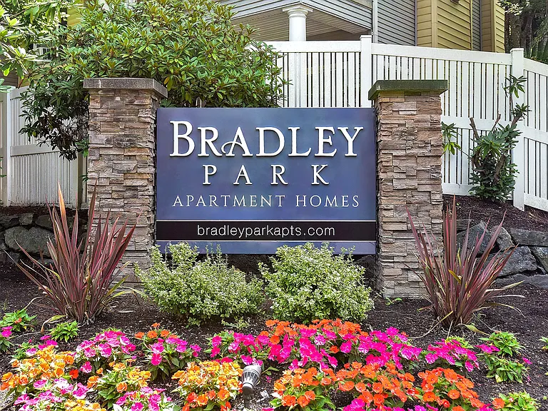 Bradley Park Apartments — Photo 45