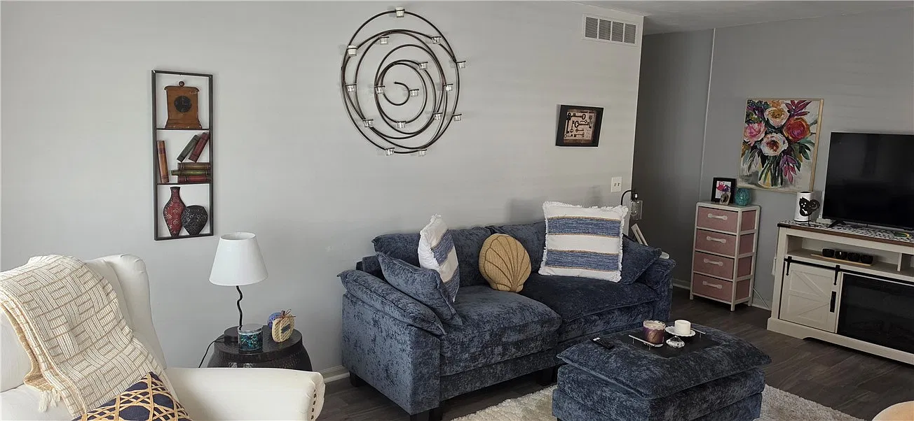 2 bed, 1.0 bath, 927 sqft, $1,800 — Photo 3