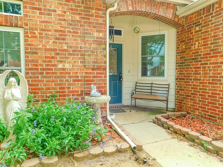 7917 Seven Oaks Ln — Photo 3