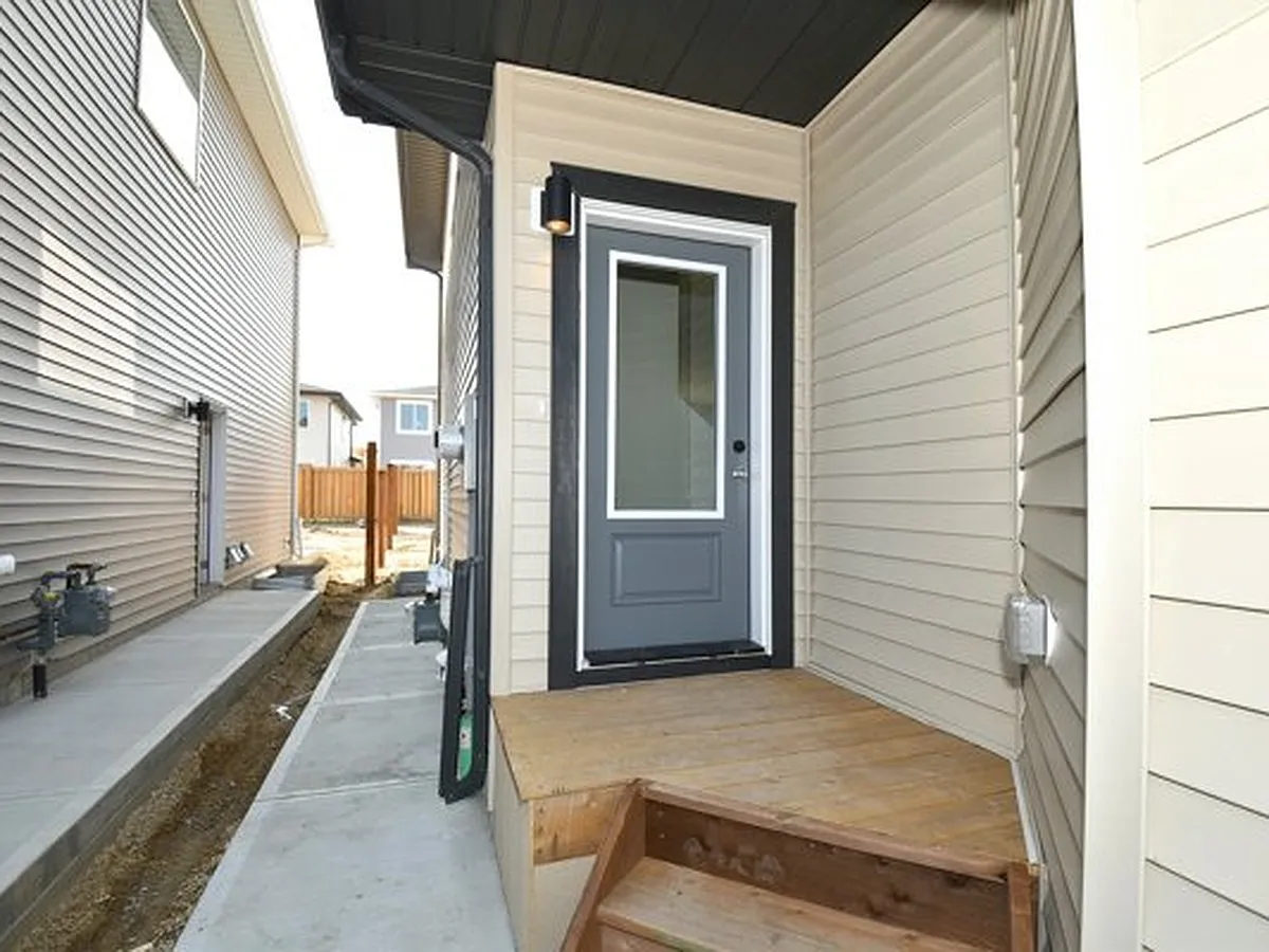 Sf351 - 3 Bed 2.5 Bath Main + 1 Bed 1 Bath Bsmt Suite Of A Duplex In Alces Sw — Photo 4