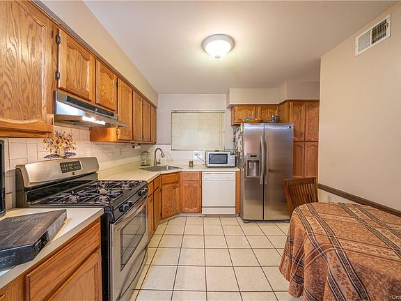 5th image of 521 Country Club Ln