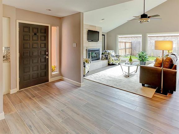 "An Astounding Open Layout" designed with contemporary lifestyles in mind lies bbefore you.