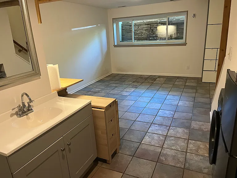 1Bd studio with tile floors