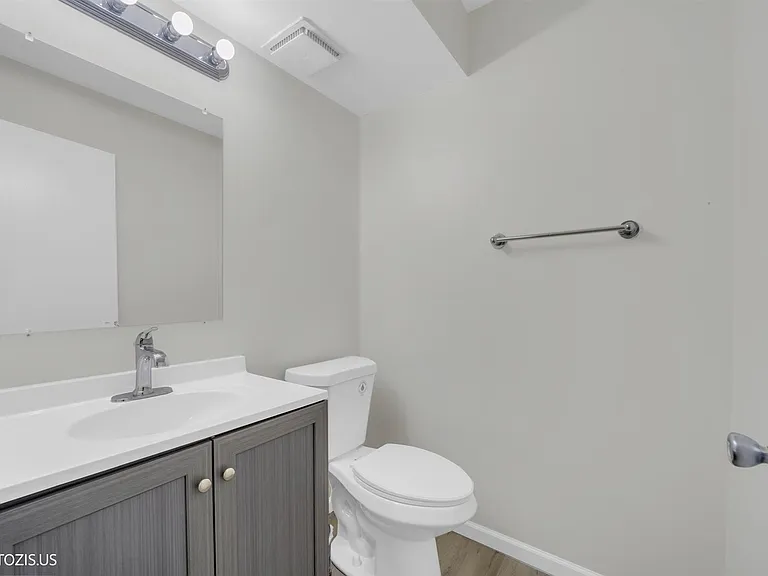 1405 Merrimac Ln N — Photo 21