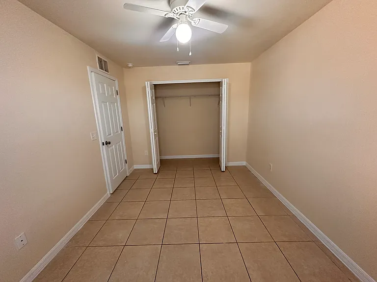 906 NE 12th Terrace Cpe — Photo 5