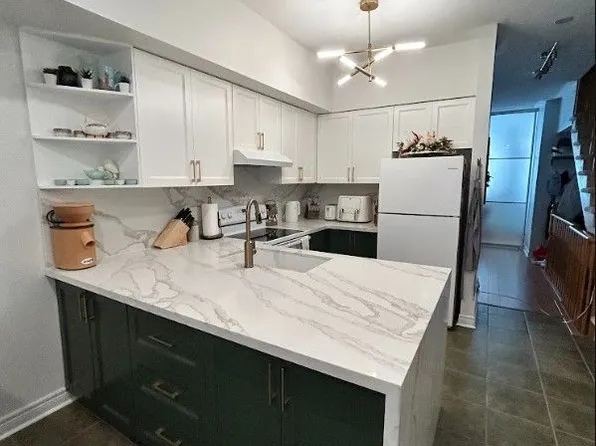 125 Hall St #6, Richmond Hill, ON L4C 4N9