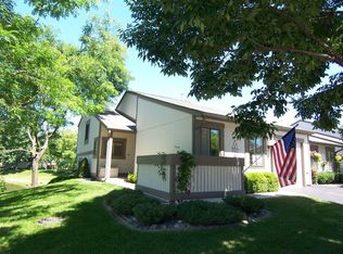 111 Honeysuckle Ct, Rolling Meadows, IL 60008