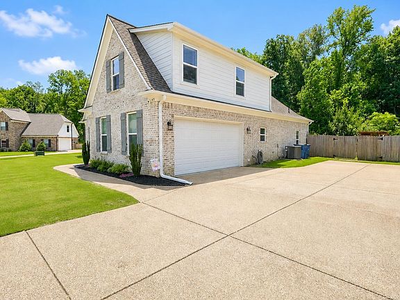 3rd image of 415 S Chinkapin Dr