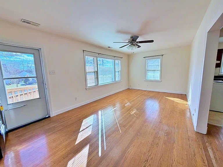 4838 Stanley Dr — Photo 10