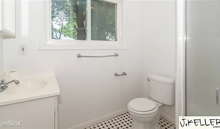 914 Woodlawn Ave — Photo 12