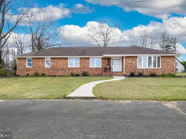 1098 Riverview Dr, Florence, NJ 08518