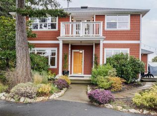 445 Admirals Rd #3, Esquimalt, BC V9A 2N2