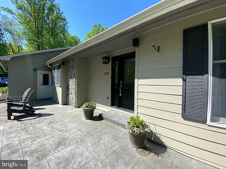 1251 Hinton Dr — Photo 5
