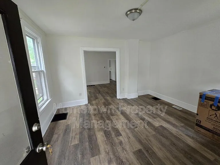 550 Nelson St — Photo 8