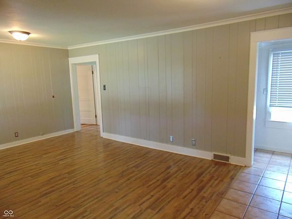 3rd image of 1132 N Hawthorne Ln