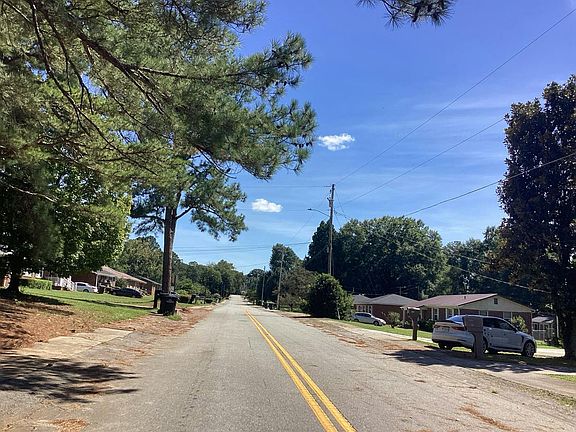 5th image of 241 Hillcrest Cir