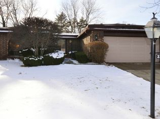 2246 Valencia Dr, Northbrook, IL 60062