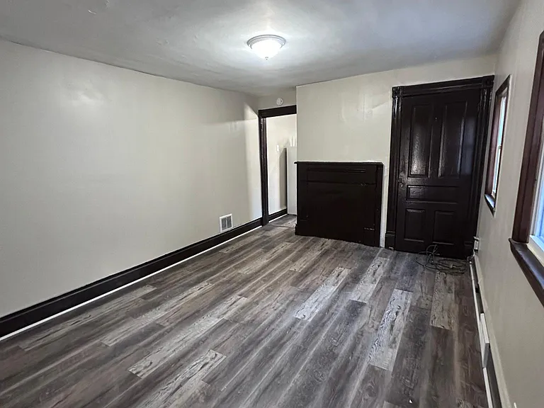 371 Larimer Ave — Photo 2