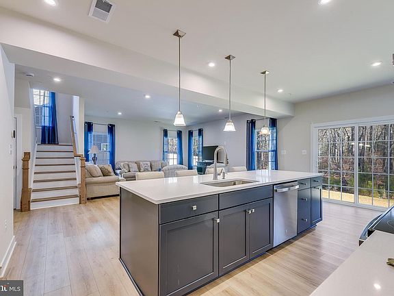4th image of 405 Pathfinder Cir