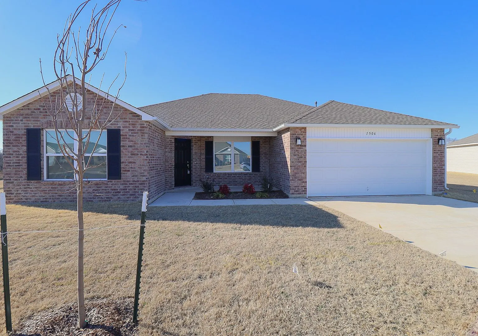 4 Bed | 2 Bath in Broken Arrow! — Photo 1