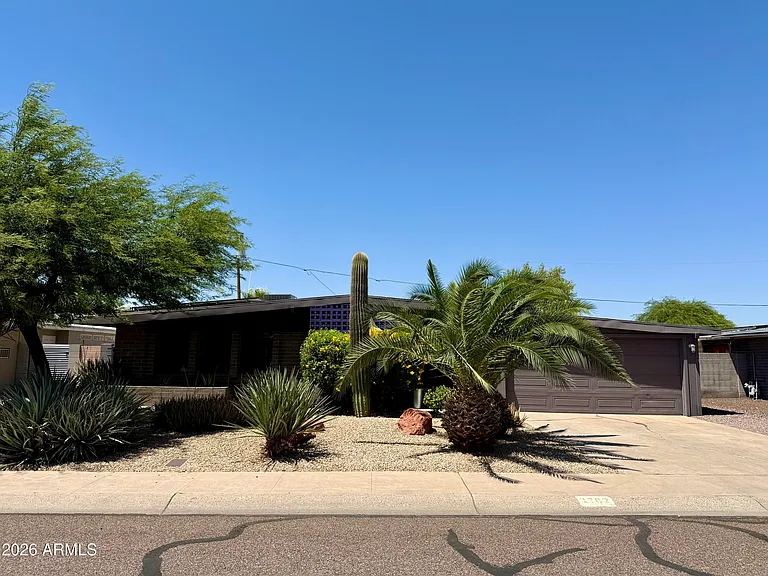 3702 E Paradise Dr — Photo 3