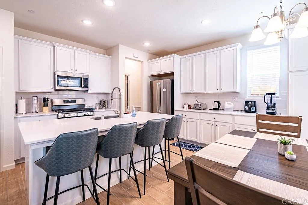3 bed, 2.5 bath, 1652 sqft, $4,195 — Photo 2
