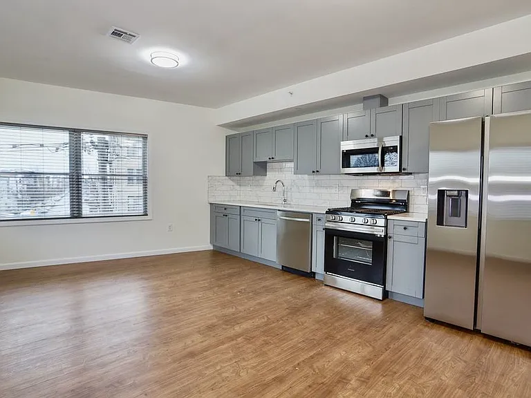 143 Zabriskie St #2D — Photo 3