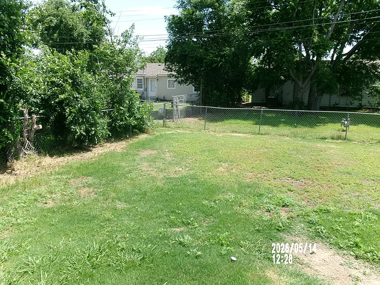 220 SW 24th St — Photo 8