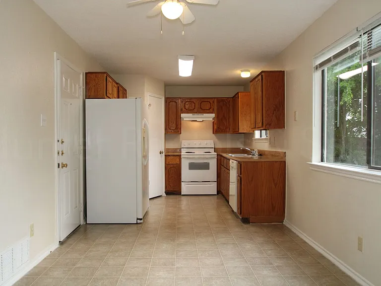 1112 Goodhue Dr — Photo 7