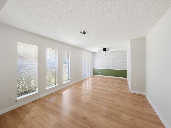 5th image of 209 Pine Oak Dr