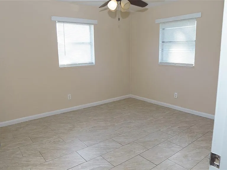 2500 Carver Ave — Photo 12
